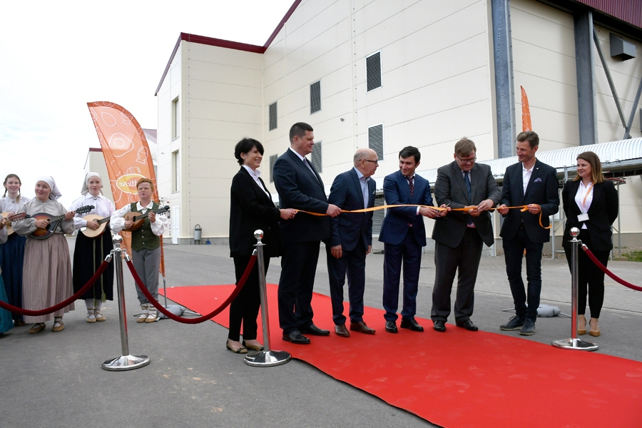 Kaspars Gerhards (otrais no kreisās), Valdis Grimze, a/s «Balticovo» valdes priekšsēdētājs Vladimirs Mhitarjans, Juris Pūce un Toms Auškāps Iecavas novada folkloras kopas «Tarkšķi» mūzikas pavadījumā svinīgi atklāj jauno novietni.
Autors: Ivars Bogdanovs