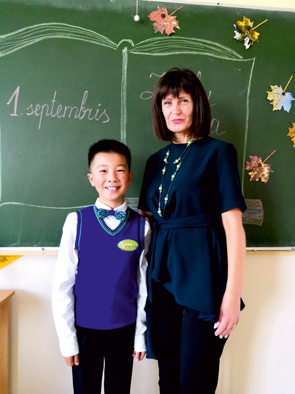 Enzo kopā ar klases audzinātāju no 1. līdz 3. klasei Ināru Muraško.
Autors: no personiskā arhīva.