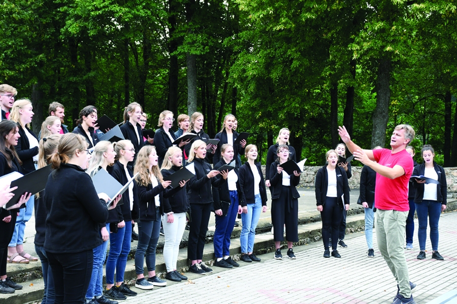 Koris «Balsis» diriģenta Inta Teterovska vadībā ceturtdien dziedāja Bauskā.
Autors: Ivars Bogdanovs