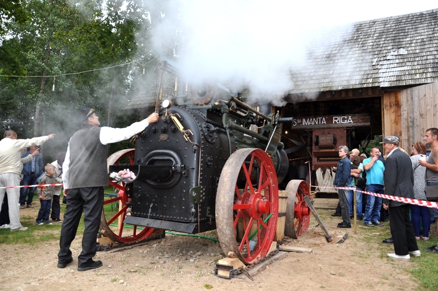 Tvaika lokomotīve ir viens no iespaidīgākajiem Ausekļu dzirnavu eksponātiem, kam pielietojumu rod gan Sējas, gan Pļaujas svētkos.
Autors: Žanna Zālīte