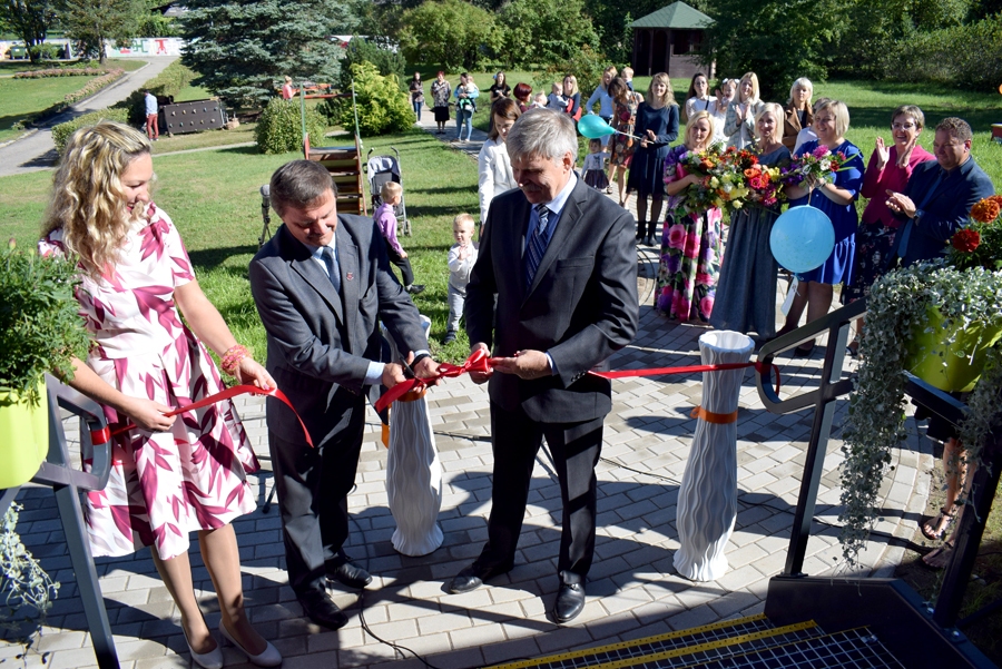Aivars Ķiņķevskis (no labās), Guntis Kalniņš un Ilvija Špundzāne, atdarot ceļu uz jaunajām telpām, gan bērniem un vecākiem, gan izglītības iestādes personālam vēlēja, lai jaunajā ēkā ir daudz vietas priekam.
Autors: Žanna Zālīte
