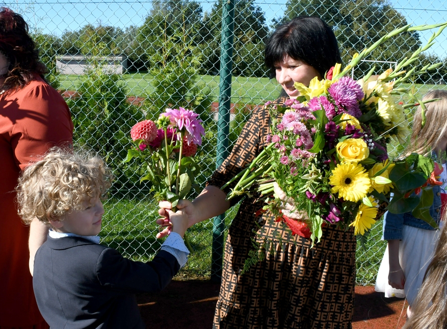 Codes pamatskolas 1. klases audzinātāja Evita Cera saņem ziedus no saviem audzēkņiem.
Autors: Ivars Bogdanovs