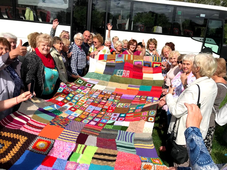 Naujenē «Kamenes» atvadās no rokdarba, rotājot ceļu no autobusa līdz muzeja durvīm ar attītu musturdeķi, pirms nodot to muzeja ļaudīm.
Autors: no Iecavas «Kameņu» arhīva.