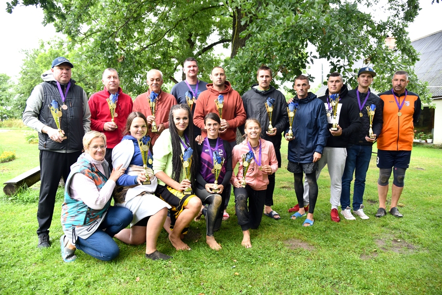 Sporta centra «Mēmele» 2020. gada kausa izcīņas pludmales volejbolā kausu ieguvēji.
Autors: Uldis Varnevičs