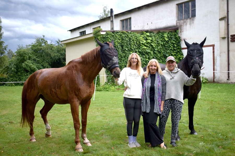 Latvijas apceļotāji – Kristina Runce (no kreisās), Ingrīda Runde, Līga Vilne un zirgi Kastanis un Prīma.
Autors: Žanna Zālīte