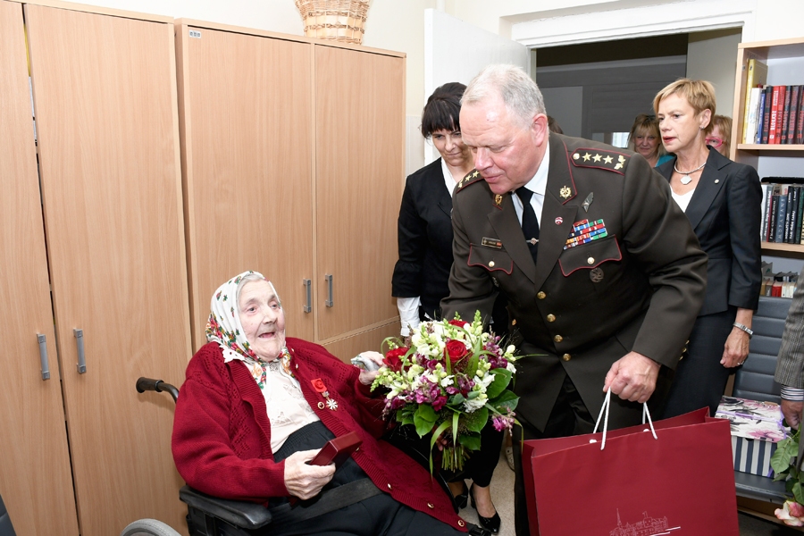 Ordeņu kapitula pārstāvis ģenerālleitnants Raimonds Graube sveic Mihalīnu Supi ar augsto valsts apbalvojumu – Latvijas brīvībai ziedoto mūža gadu novērtējumu.
Autors: Ivars Bogdanovs