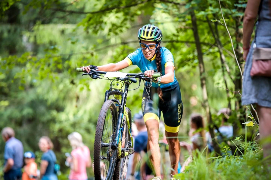 Lauras Ramanes velosipēdam trasē pārtrūka ķēde, bet sportistei vienalga pārliecinoši izdevās izcīnīt pirmo vietu savā grupā.
Autors: Agnis Melderis, «MTB maratons»