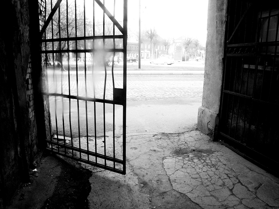 Jēdziens «Veselības aprūpe» nenozīmē to, ka «man ir slikti, es eju pie ārsta, lai saņemtu pakalpojumu».  Taču cilvēkiem ir daudz vieglāk pateikt, ka sāp vēders, nekā to, ka jau trīs mēnešus nevaram izkāpt no gultas, jo nav spēka un vēlmes dzīvot.
Autors: Dainis Ģelzis