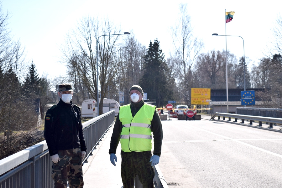 Ārkārtējās situācijas laikā martā Latvijas-Lietuvas robeža bija slēgta, un tad nedrīkstēja pierobežā dzīvojošie to šķērsot pat ne darba un mācību dēļ. Tā tas bija arī, piemēram, attēlā redzamajā Skaistkalnē. Tagadējā situācijā valdība lēmusi šo kustību pierobežas iedzīvotājiem nepārtraukt.
Autors: Žanna Zālīte, no «Bauskas Dzīves» arhīva.