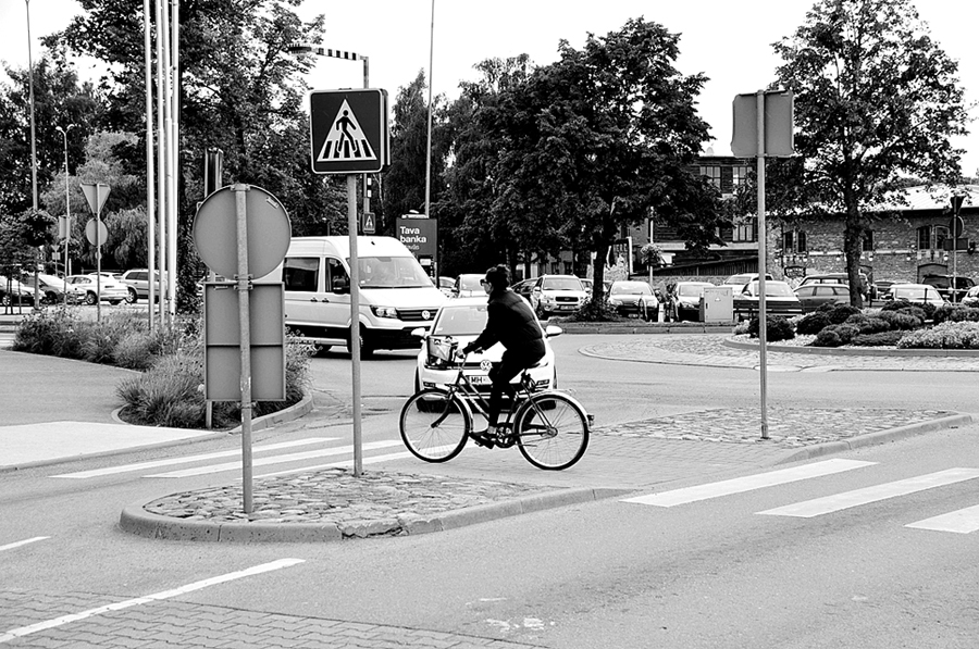 Šķērsojot ielu, riteņbraucējam ir jāpārliecinās par drošību.
Autors: Dainis Ģelzis