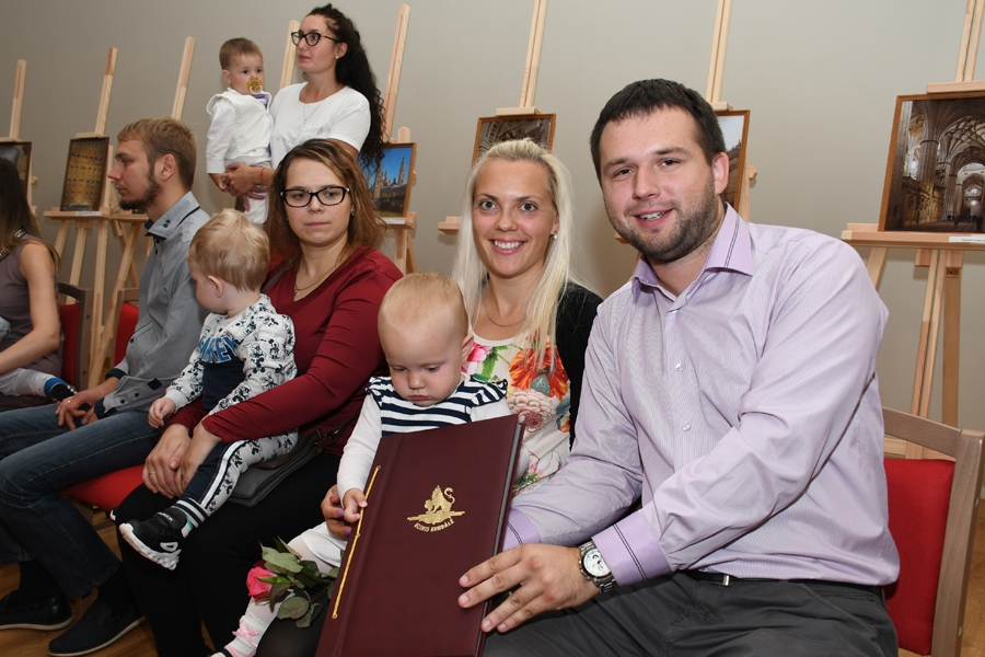 Rundālieši Mārtiņš un Dita Brikeri (priekšplānā) bija ieradušies kopā ar mazo Annu.
Autors: Ivars Bogdanovs