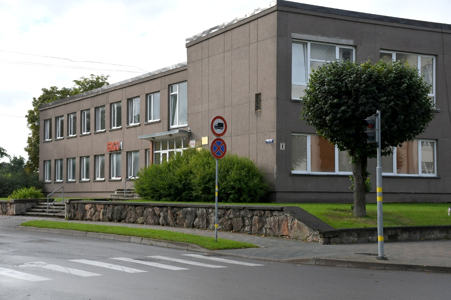 Šajā ēkā Uzvaras ielā 3 Bauskā atrodas vairākas iestādes, arī Bērnu bibliotēka. Valstij piederošo māju VNĪ nolēmusi nodot nevis pašvaldībai, bet Tieslietu ministrijai. Foto – IVARS BOGDANOVS
Autors: Ivars Bogdanovs