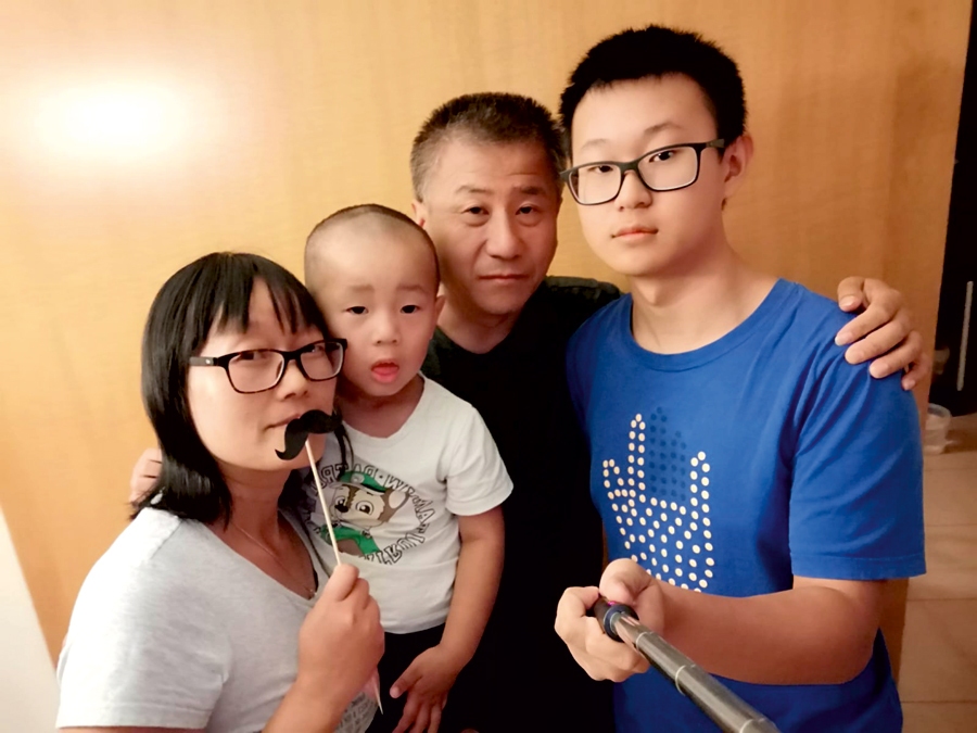 Viena dāma vīru pulkā, tad nu vismaz jokojoties ūsas jāpieliek! No kreisās – Feidzjuaņa, Alekss, tētis Džonatans un Bobs.
Autors: no personiskā albuma.