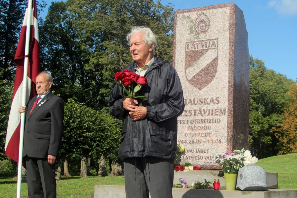 Divus metrus augstajā granītā iecirstie vārdi liecina, ka šis piemineklis veltīts Bauskas aizstāvjiem pret otrreizējo padomju okupāciju 1944. gadā no 28. jūlija līdz 14. septembrim. Turpat arī bijušā Valsts prezidenta Kārļa Ulmaņa teiktais: «Latvijai jābūt latviešu valstij.»
Pagājušā gada pasākumā piedalījās kādreizējais Bauskas aizstāvis, bijušais latviešu leģionārs Edgars Skreija.
Autors: No NA albuma.