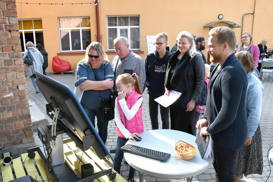 Jānis Balodis (no labās) Pagalmu svētkos 12. septembrī vada erudīcijas spēli.
Autors: Ivars Bogdanovs