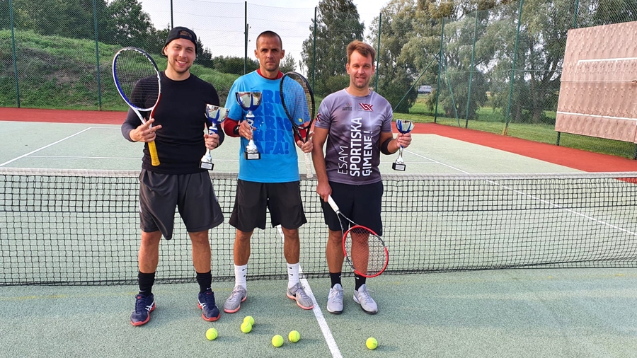 Labākie tenisa sezonas noslēguma turnīrā: Gatis Pelēķis (no kreisās), Ingus Šekavs un Tomass Šekavs.
Autors: no A. Dulbes albuma.