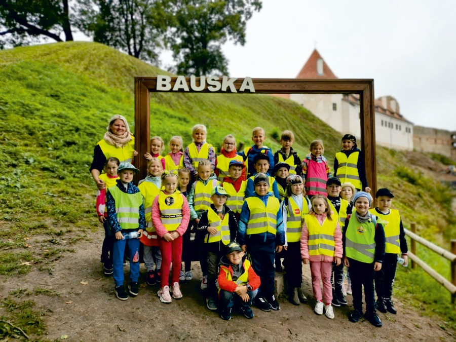 Mēmeles krastā pie Bauskas pils tapa 1.c klases kolektīvais foto.
Autors: no klases albuma