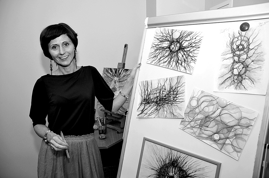 SANDA EIŽVERTIŅA brīdina, ka ar zīmēšanu vien no stereotipiskajām rīcībām neatbrīvosies: «Tas jebkurā gadījumā būs darbs ar sevi. Lietas notiek, ja tu par tām iestājies un dari. Taču, lai jaunajam būtu, kur ienākt, vispirms ir jāizpilda mājas darbs.»
Autors: Dainis Ģelzis