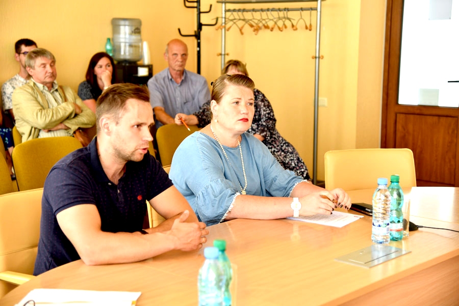 NAURIS BERTMANIS, SIA «Eco Baltia vide» pārstāvis, (no kreisās) ir skaidrojis deputātiem nepieciešamību pēc 
B kategorijas vides piesārņojuma atļaujas.
Autors: no «Bauskas dzīves» arhīva.