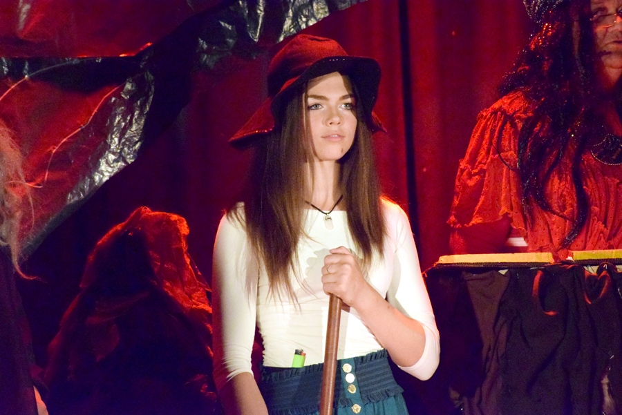 LORETAI KĀPIŅAI uzvedumā «Mazā raganiņa» bija uzticēta galvenā loma.
Autors: no «Bauskas dzīves» arhīva.