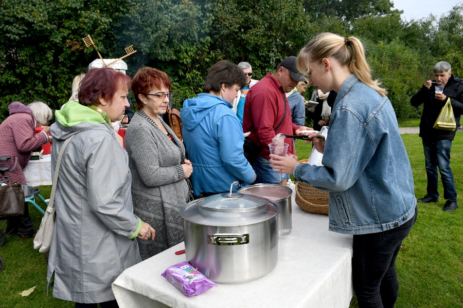 Saules Dārza vienā stūrī bija iekārtota vieta dažādu putru degustēšanai.
Autors: Ivars Bogdanovs