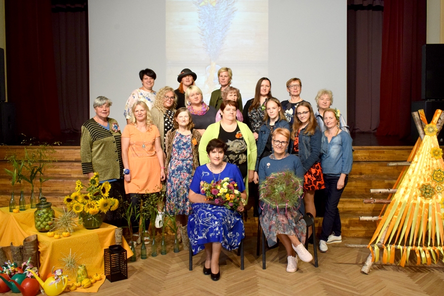 Floristikas studijas bijušās un pašreizējās dalībnieces kopā ar savām iedvesmotā-
jām – Līgu Lauriņu (priekšplānā no kreisās) un Ivetu Ceru. FOTO – ŽANNA ZĀLĪTE
Autors: Žanna Zālīte