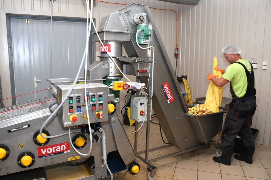 Modris Briška nodarbināts SIA «Sangas» ābolu pārstrādē.
Autors: Ivars Bogdanovs