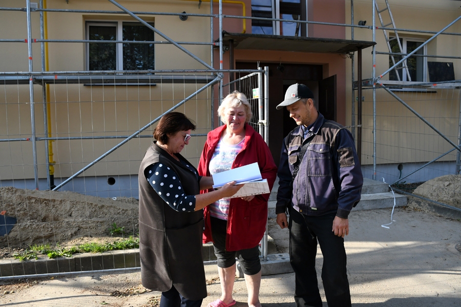 Ar sadarbību nama siltināšanā ir apmierināti Ingrīda Liepa (no kreisās), Ligita Gasūne un Vladimirs Skvarcovs, atbildīgais būvdarbu vadītājs.
Autors: Ivars Bogdanovs