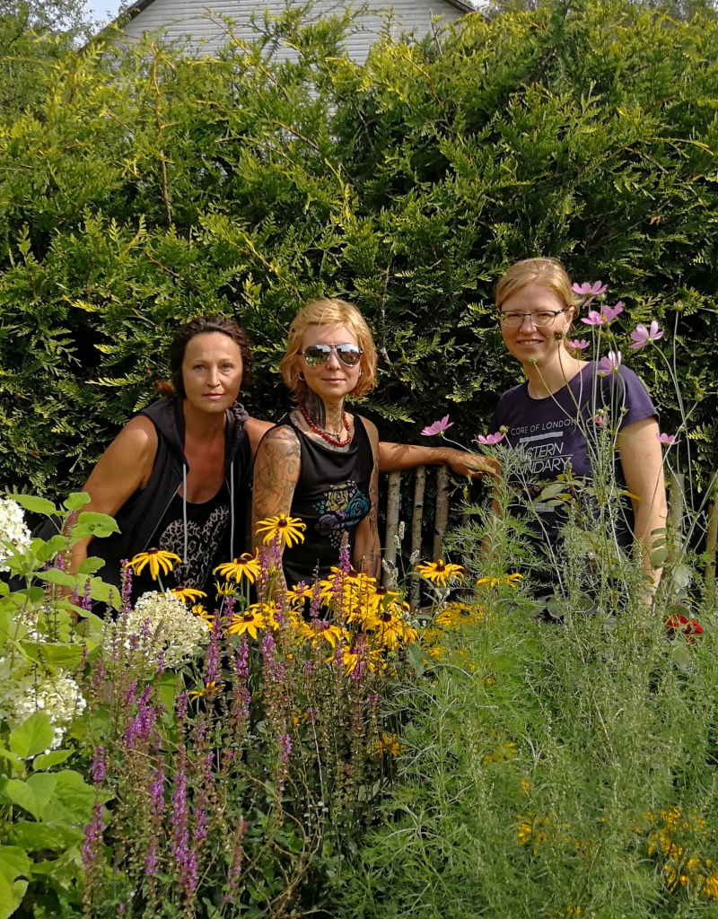 Mākslinieču mazā kopsapulce gatavojoties izstādei. Jeļena Kažoka (no kreisās), Elīna Olekša un Ieva Erlecka-Cucure
Autors: No albuma.