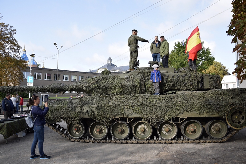 Vislielāko interesi izstādē nenoliedzami izraisīja tanks «Leopard-2».
Autors: Māris Krūmiņš
