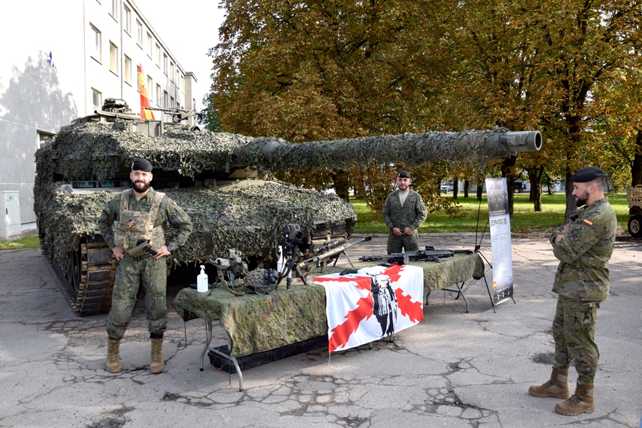 Tanks «leopards» ir 62 500 kg smags.
Autors: Māris Krūmiņš