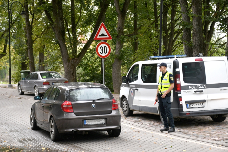 Jaunais policists Edijs Lācis kontrolē, vai šoferi un pasažieri, īpaši bērni, ir piesprādzējušies.
Autors: Ivars Bogdanovs