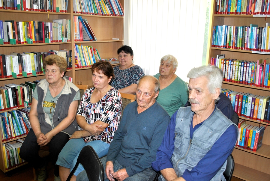 Rosmes iedzīvotāji ar pašvaldības pārstāvjiem tikās vietējā bibliotēkā.
Autors: Māris Krūmiņš