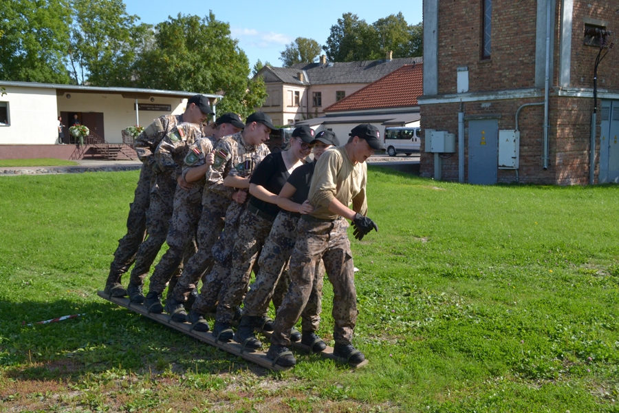 Bauskas jaunsargu vienība šķēršļu pārvarēšanā apvidū veic uzdevumu «slēpes».
Autors: Kaspars Kalējs