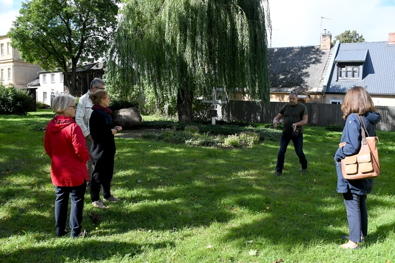 Pašvaldība tāpat privātā teritorijā finanses ieguldīt nav tiesīga, bet caur sadarbības projektiem, īstenojot sabiedrībai nozīmīgas vajadzības, tas ir iespējams. Vērienīgākiem teritorijas labiekārtošanas darbiem nākotnē pastāv iespēja piesaistīt finansējumu no Eiropas programmas «LEADER». Tagad jāgaida iespēja, bet līdz tam kopīgiem spēkiem, ar brīvprātīgo darbu var mēģināt sakārtot kaut nelielu teritorijas daļu.
Autors: Ivars Bogdanovs