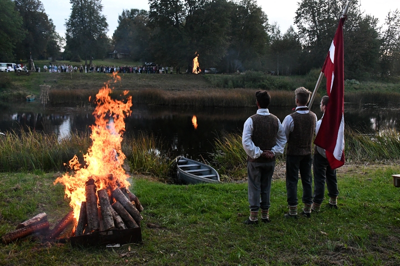Sirsnīgi, oriģināli un romantiski Biržu rajona Germanišķos Lietuvā un Vecumnieku novada Skaistkalnē Latvijā iedzīvotāji, Mēmeles šķirti, bet tomēr vienoti, 22.septembrī nosvinēja Baltu vienības dienu.
Autors: Ivars Bogdanovs