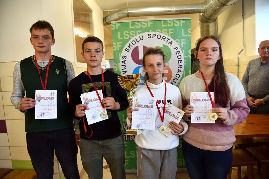 Bauskas Valsts ģimnāzijas komanda – Pāvels Seredickis (no kreisās), Kristers Dervins, Keita Enija Platā un Sabīne Varneviča.
Autors: Uldis Varnevičs