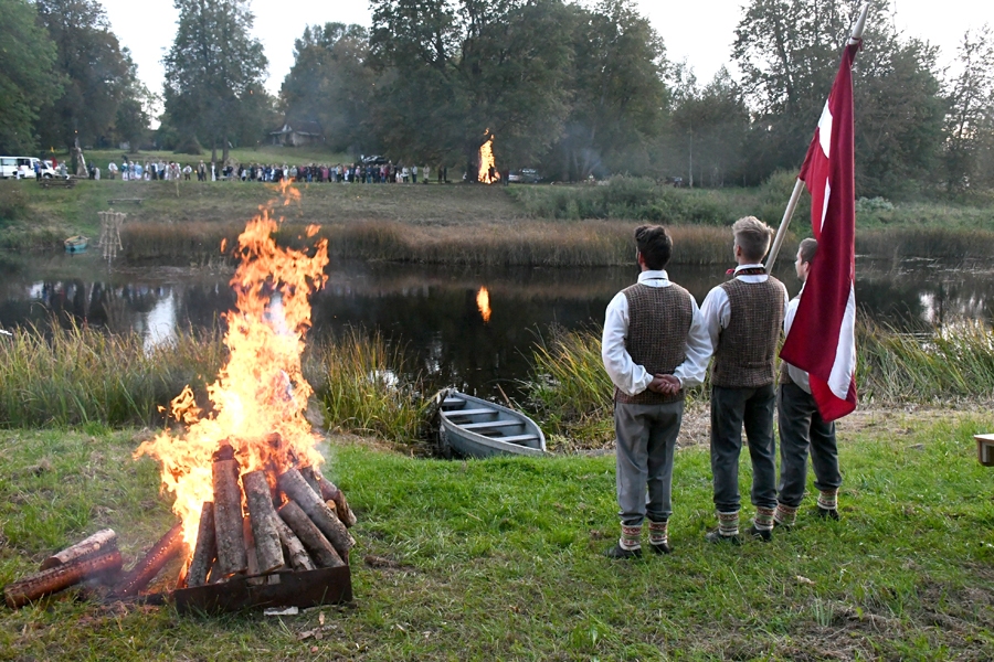 Abos kaimiņvalstu ciemos Mēmeles krastos otrdien dega ugunskuri un plīvoja Latvijas un Lietuvas karogi.
Autors: Ivars Bogdanovs