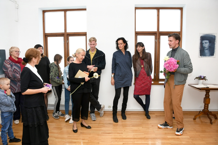 Gleznotāja Ata Jākobsona (no labās) personālizstādes viesi bija viņa kolēģi, Bauskas mūzikas un mākslas skolas audzēkņi un pedagogi.
Autors: Ivars Bogdanovs