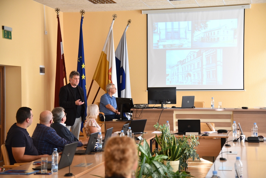 Dainis Bruģis (stāv kājās) iepazīstināja deputātus ar paveikto Bauskas kultūras mantojuma saglabāšanā un nepieciešamo atbalsta programmu.
Autors: Uldsi Varnevičs