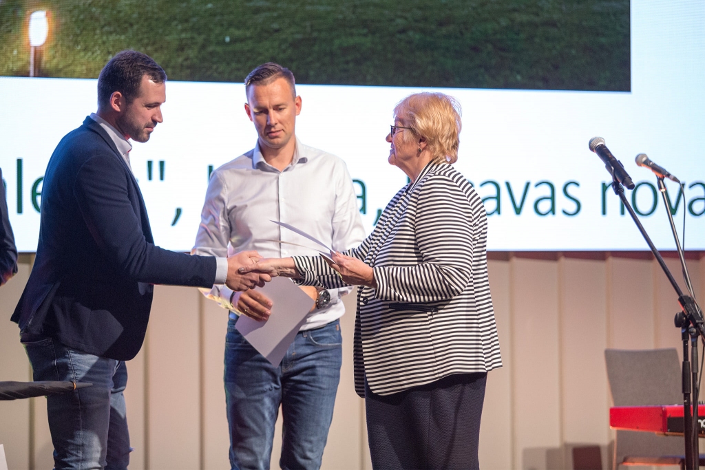 Balvas saņem Reinis Tropiņš (no kreisās) un Ervīns Pelsis. Laureātus sveic Latvijas Būvinženieru savienība
valdes priekšsēdētājas vietniece Helēna Endriksone.
Autors: Agrita Alkšere