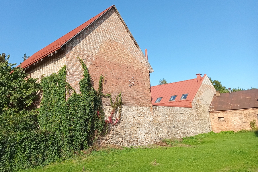 Bauskas apriņķa cietuma 19. gs. 80. gados uzcelto ēku komplekss mūsdienās (Saules ielā 4). Galvenajai divstāvu ēkai trīs ārsienās nav neviena loga, ne durvju. Tikai uz iekšpagalma pusi abos stāvos senāk bija cietuma kameru durvis ar mazu aizrestotu lodziņu, bet cietuma pagalmu joprojām norobežo aptuveni četrus metrus augsta mūra siena.
Autors: Raitis Ābelnieks