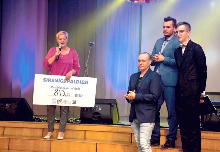 Inga Ūbele, biedrības «Ābulis» vadītāja, saņēmusi simbolisko čeku ar ziedojumos savākto naudas summu. Par labdarības pasākumu un šo čeku parūpējušies biedrības «Laiks jauniešiem» valdes priekšsēdētājs Gints Jankovskis (otrais no labās), valdes loceklis Raimonds Jankovskis (priekšplānā) un pasākuma producents Kaspars Kalējs (pirmais no labās).
Autors: Ivars Bogdanovs