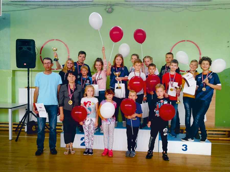 Bauskas novada Bērnu un jaunatnes sporta skolas dambretistu komandas un treneri.
Autors: no Sandras Arājas albuma.