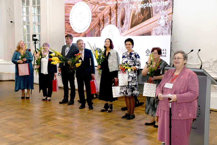 Suminājumu brīdī Milija Zīberte (no labās), Aira Andriksone, Baiba Dūda, Iveta Sprūdža, Juris Zviedrāns, Jānis Lazdāns, Laima Bakāne, Iveta Piese.
Autors: Ivars Bogdanovs