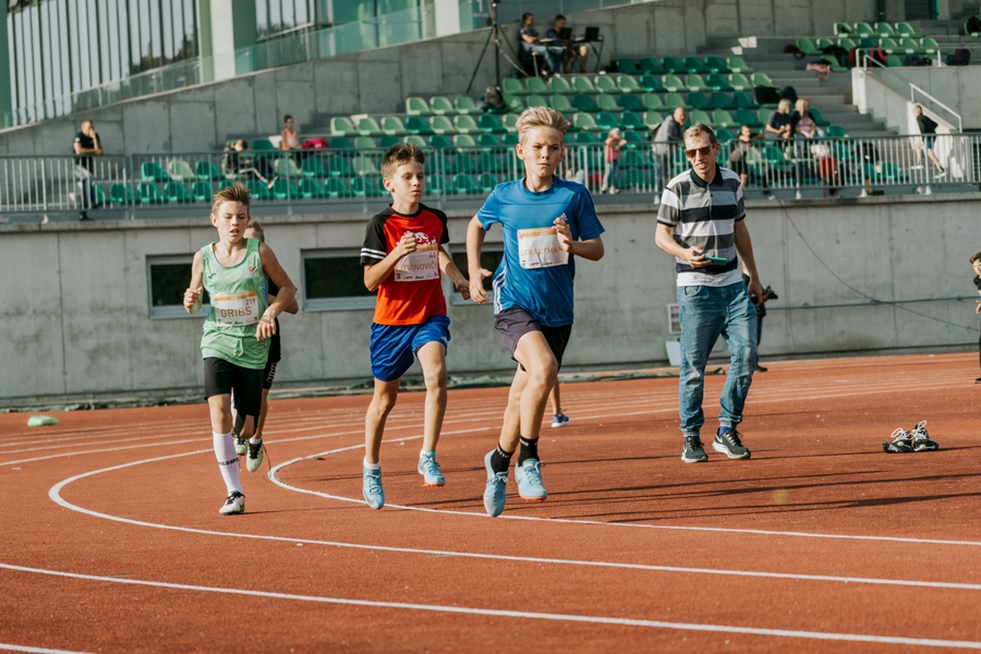Erlends Strautmanis (no labās) uzvarēja 1000 metru skrējienā.
Autors: Jana Leite, athletics.lv.