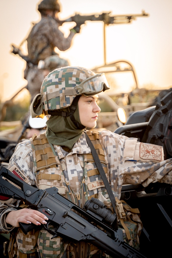 Zemessardze Aiva Žindule veiksmīgi pildīja savus 
uzdevumus militārajās mācībās.
Autors: Gerda Grantiņa, Zemessardzes 1. Rīgas brigāde