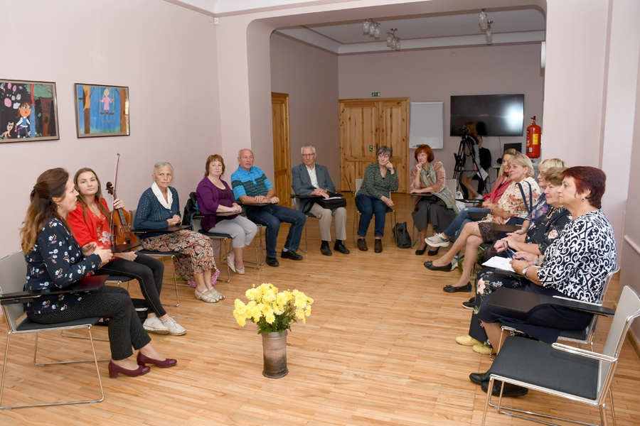 Bauskas Kristīgās pamatskolas bijušie pedagogi tikās Dzeltenajā mājā, lai atminētos izglītības iestādes 17 gadus garo mūžu.
Autors: Ivars Bogdanovs