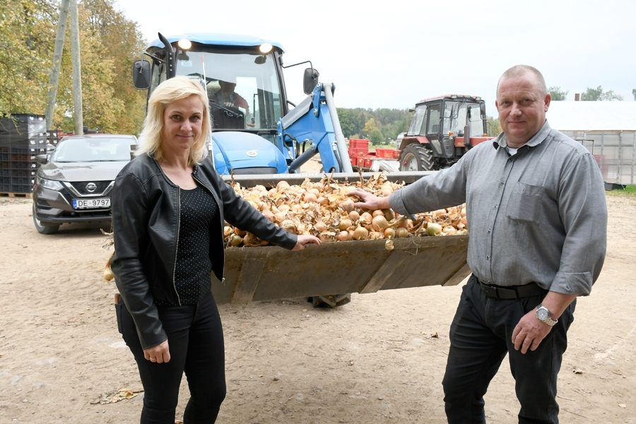 Ilze un Agris Aņūni savā saimniecībā «Lejas AR».
Autors: Ivars Bogdanovs