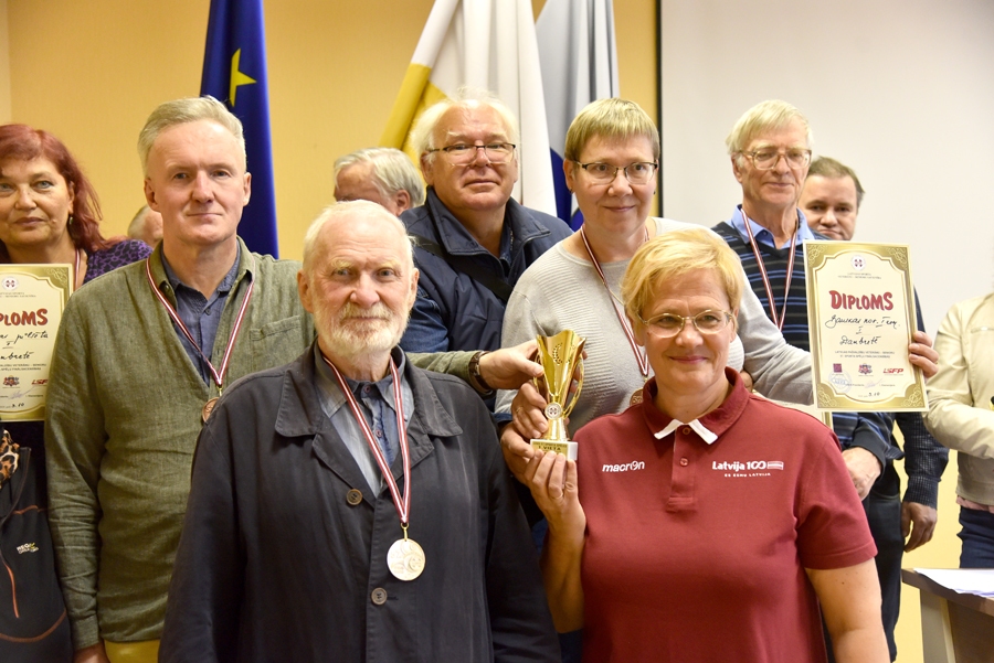 Bauskas novada dambretes komanda – Guntars Purviņš (priekšplānā no kreisās), Vitālijs Kravcovs, Zigmārs Rumbenieks, Regīna Pironena un sporta centra «Mēmele» galvenā speciāliste Inga Ūbele.
Autors: Uldis Varnevičs